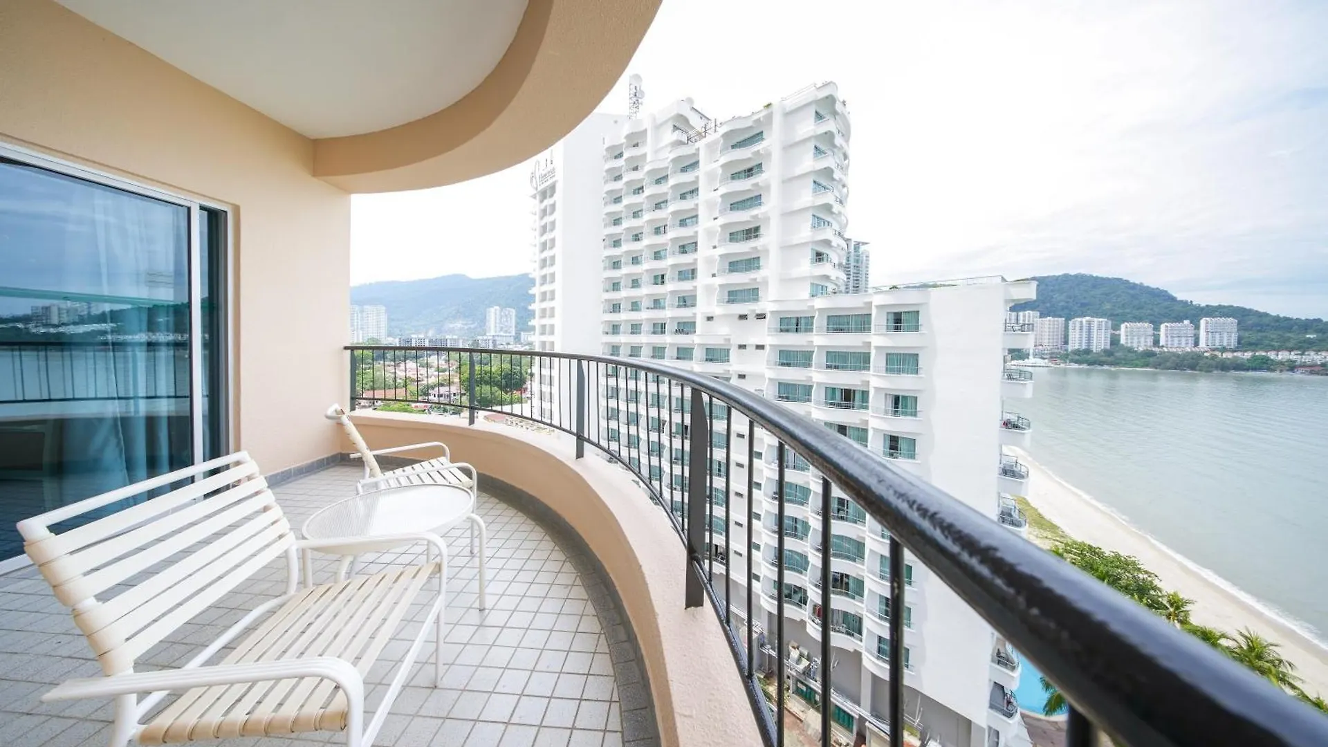 Rainbow Paradise Hotel With Beach At Tanjong Bungah Tanjung Bungah  Malesia