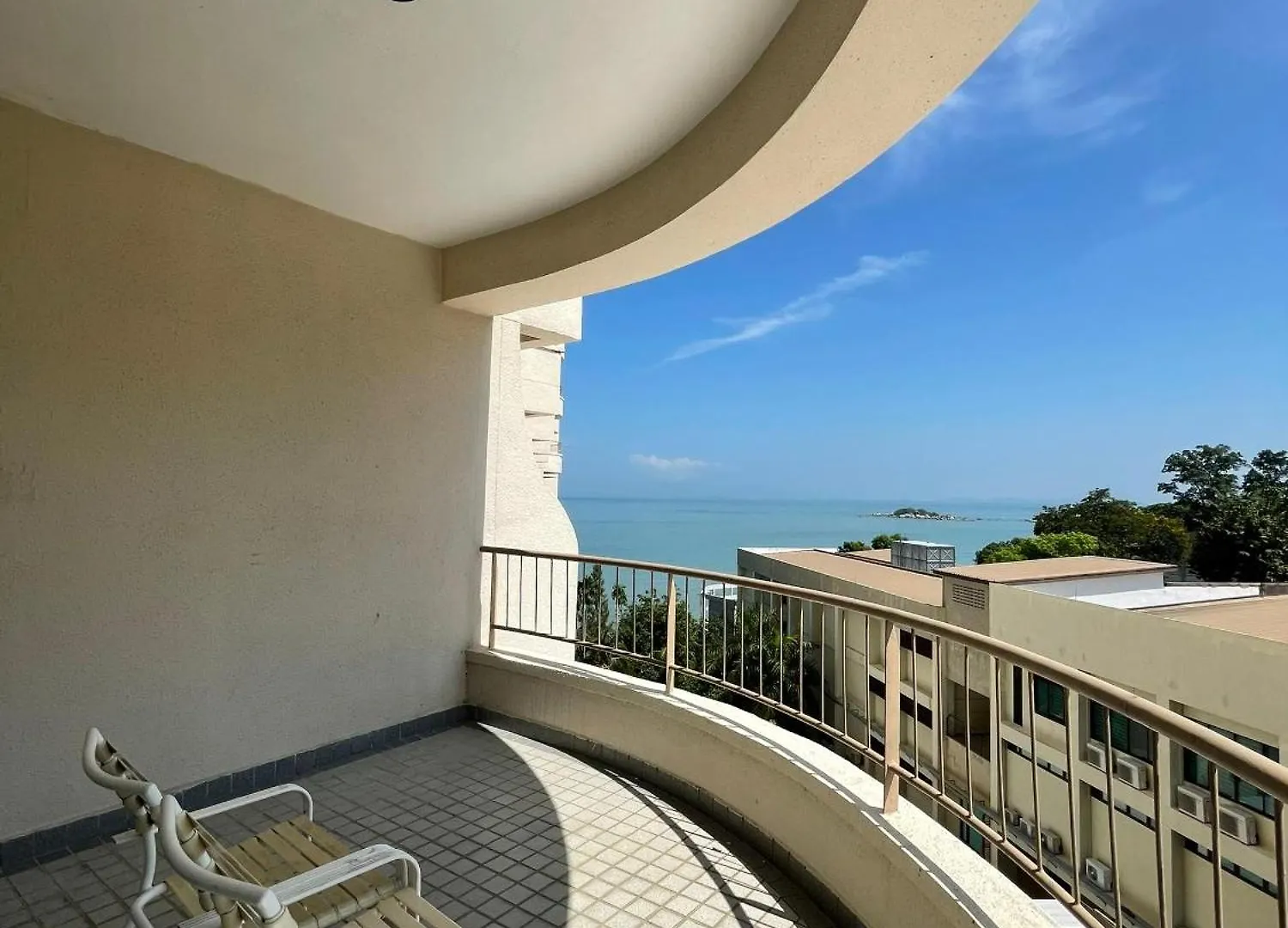 Rainbow Paradise Hotel With Beach At Tanjong Bungah 丹绒武雅