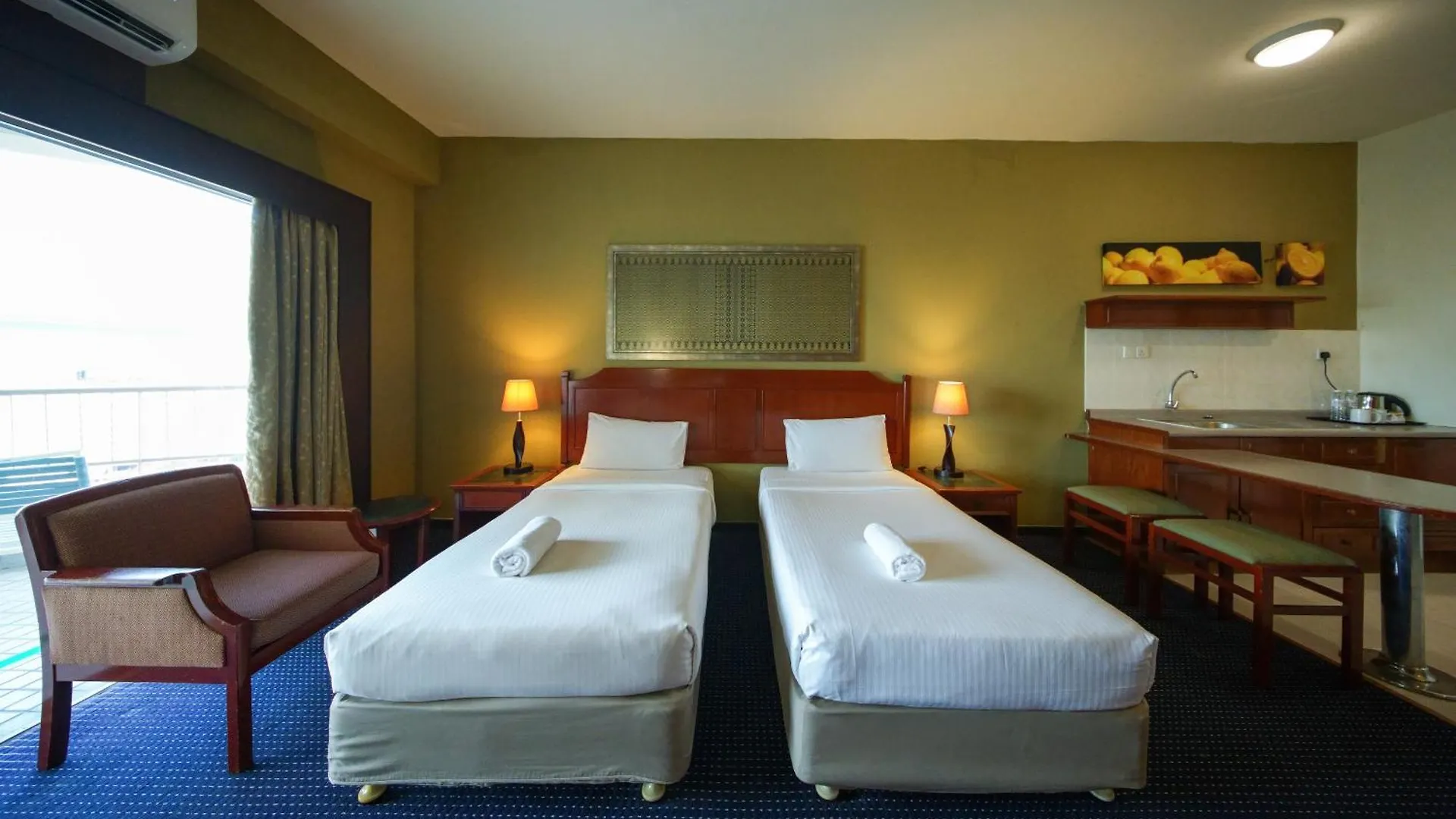 Rainbow Paradise Hotel With Beach At Tanjong Bungah 丹绒武雅 4*,