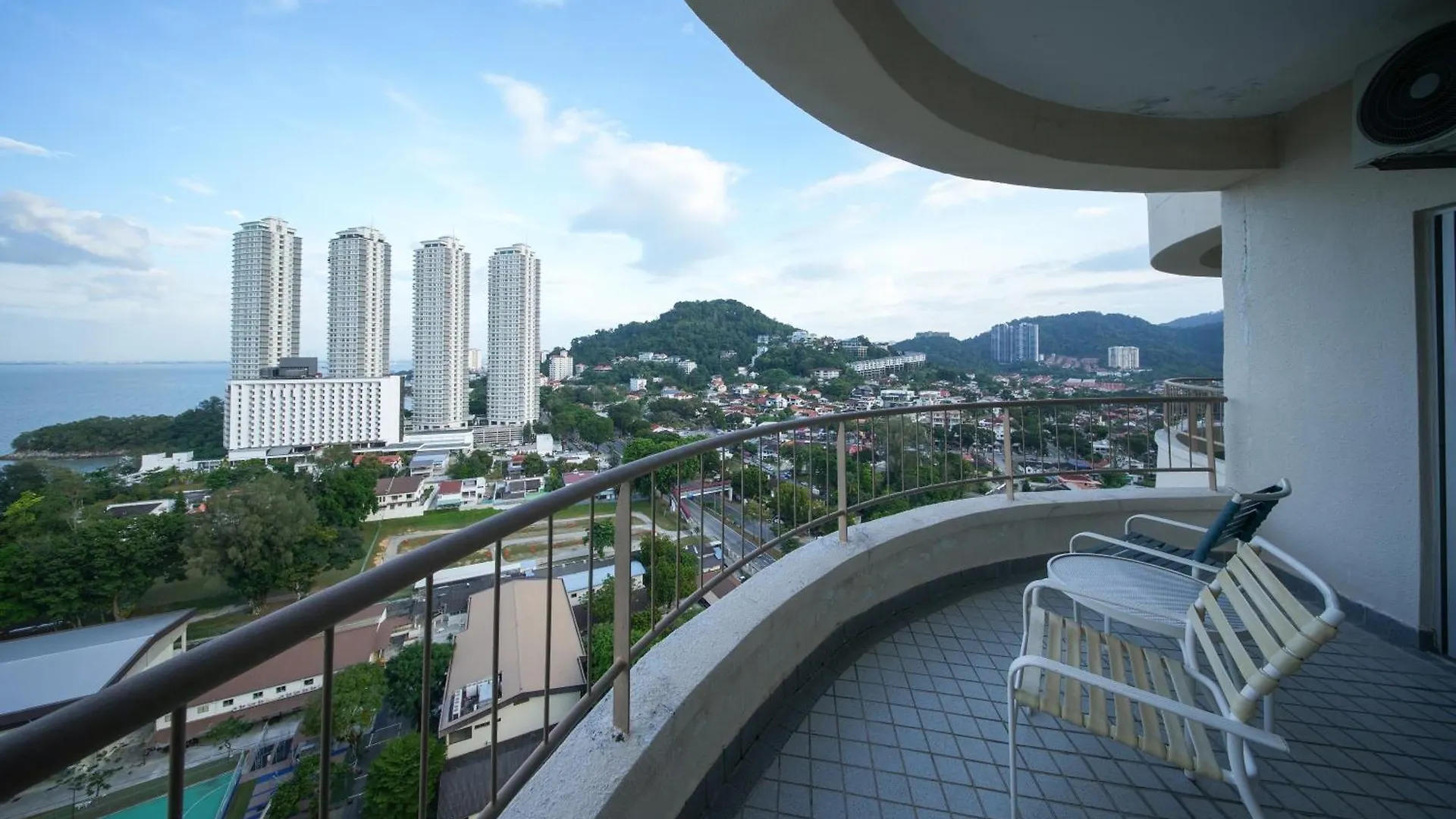 Rainbow Paradise Hotel With Beach At Tanjong Bungah 丹绒武雅
