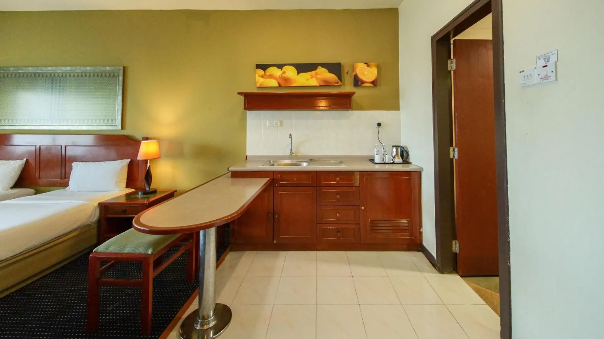 Rainbow Paradise Hotel With Beach At Tanjong Bungah 丹绒武雅 4*,  马来西亚