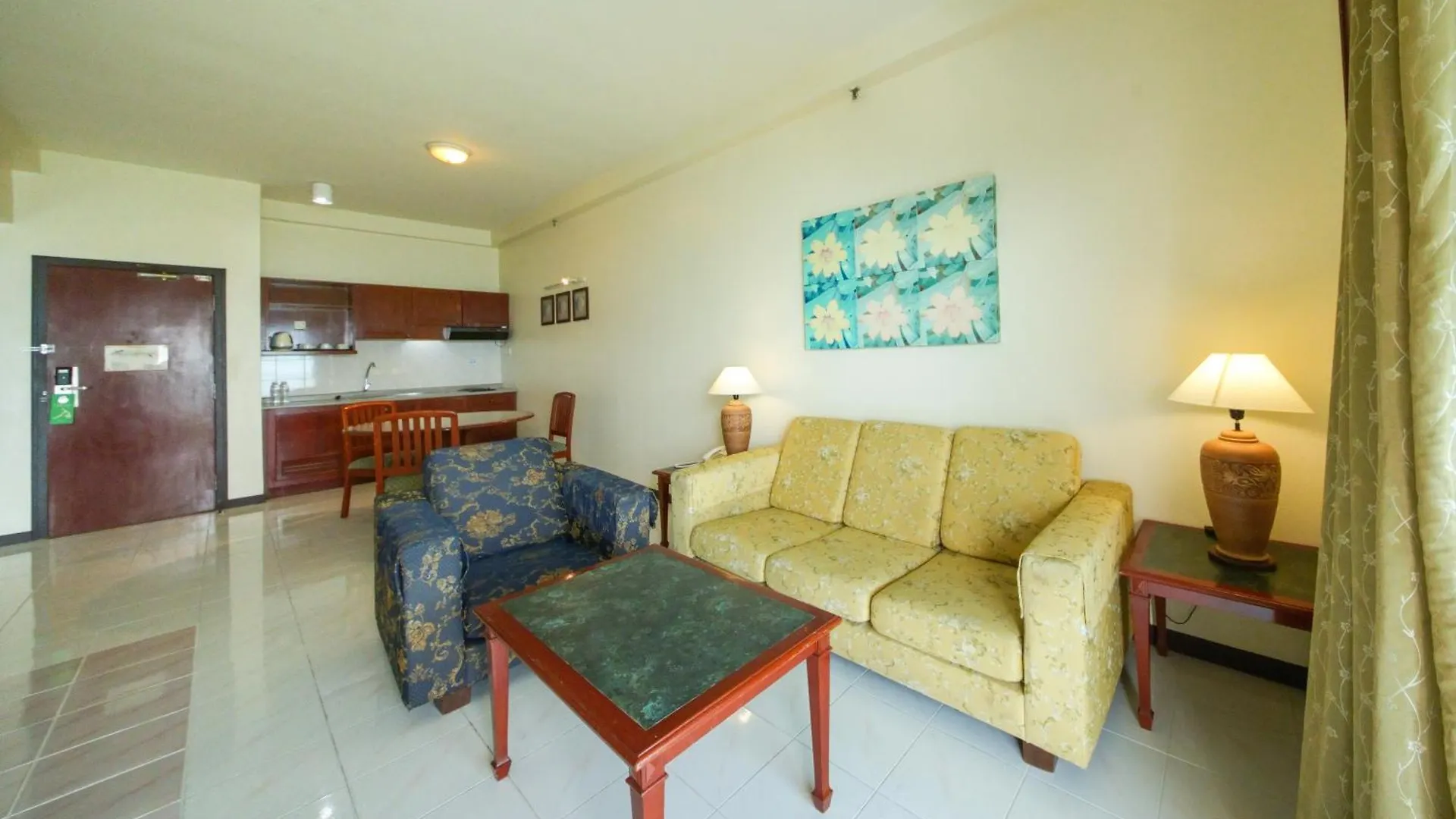 Rainbow Paradise Hotel With Beach At Tanjong Bungah 丹绒武雅