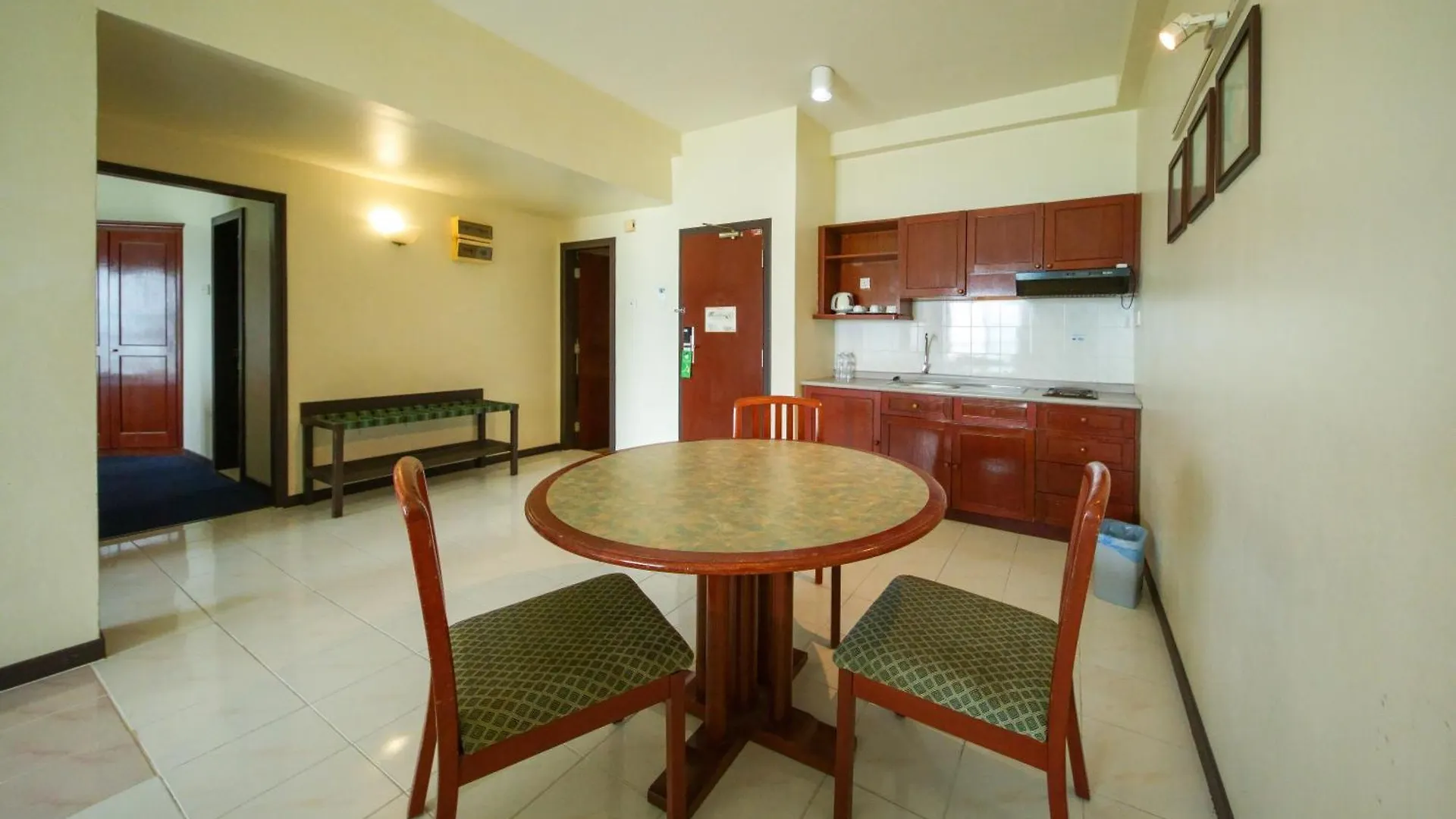 Rainbow Paradise Hotel With Beach At Tanjong Bungah 丹绒武雅