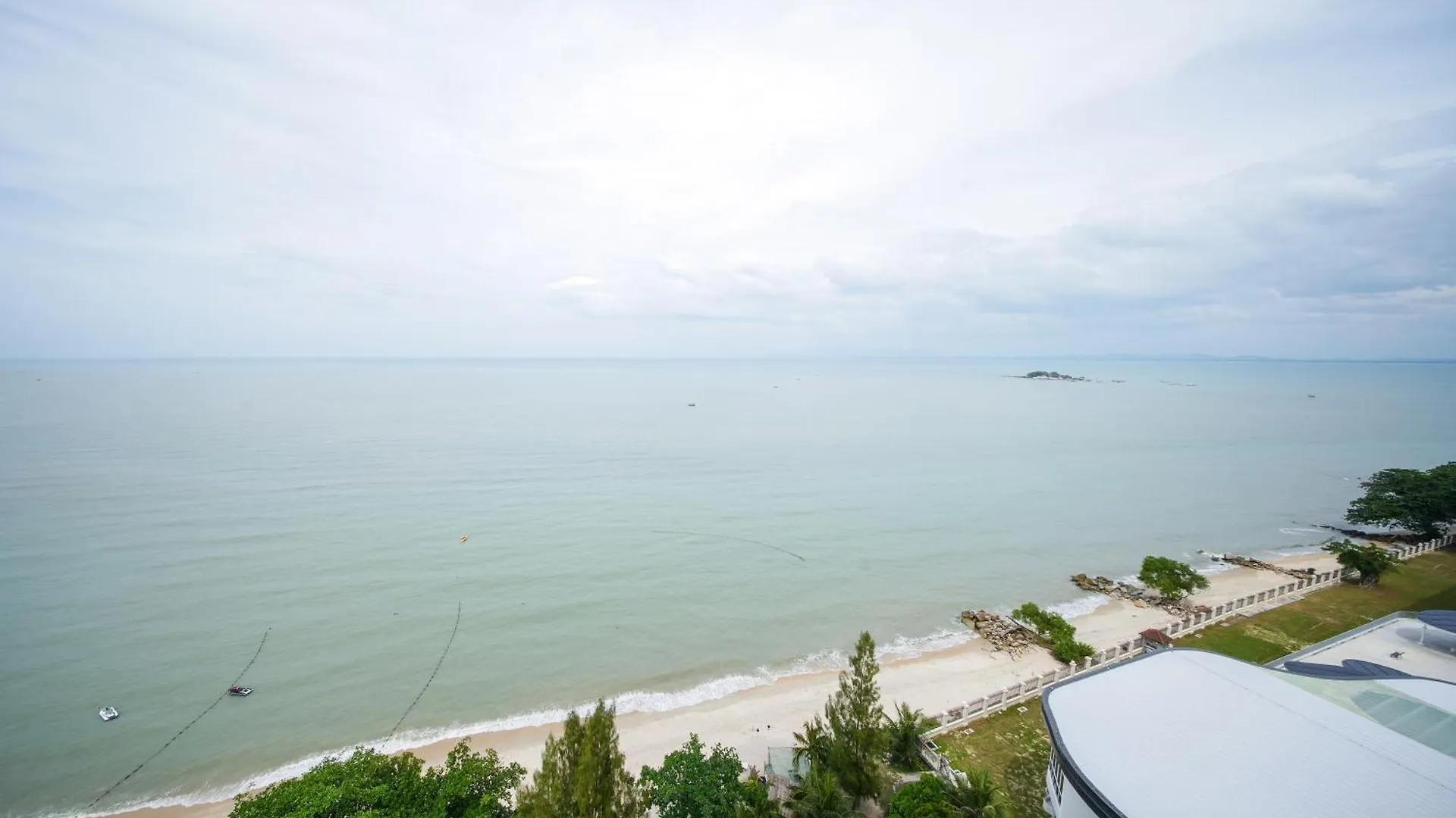 Rainbow Paradise Hotel With Beach At Tanjong Bungah 丹绒武雅