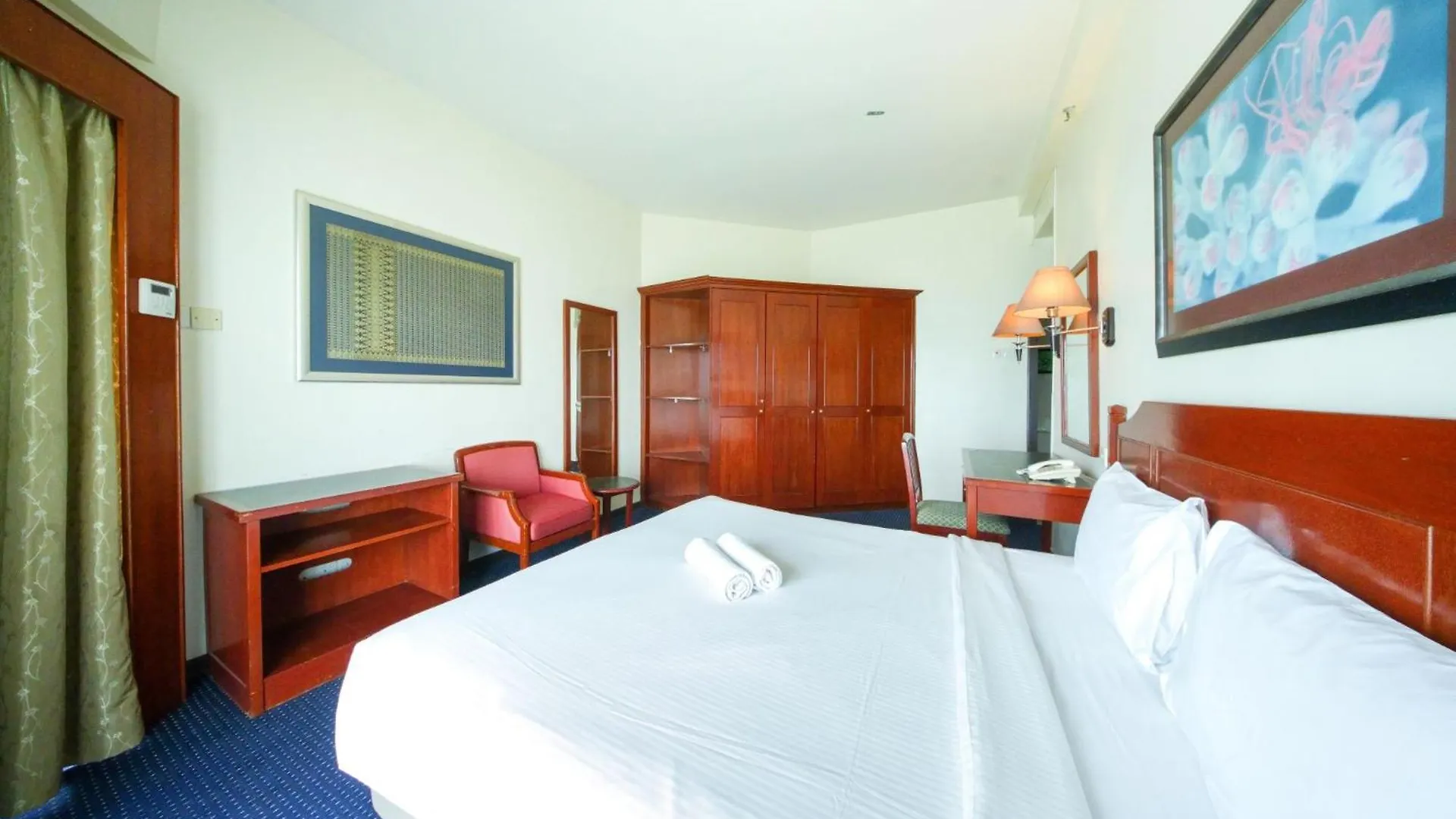 Rainbow Paradise Hotel With Beach At Tanjong Bungah 丹绒武雅 4*,  马来西亚