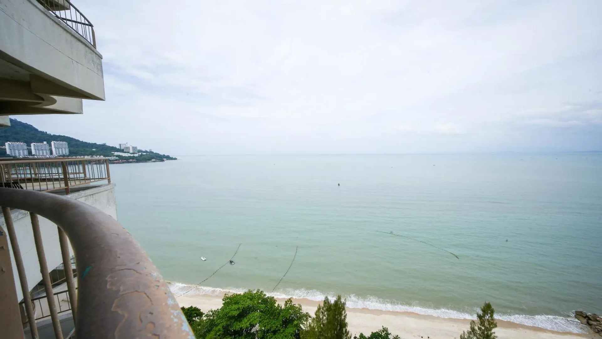 Rainbow Paradise Hotel With Beach At Tanjong Bungah 丹绒武雅