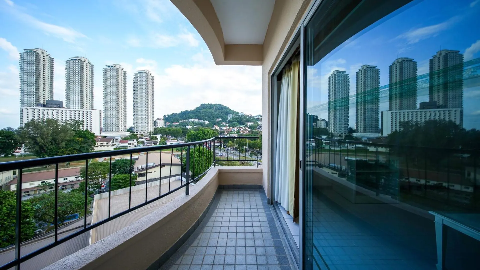 Rainbow Paradise Hotel With Beach At Tanjong Bungah 丹绒武雅 4*,