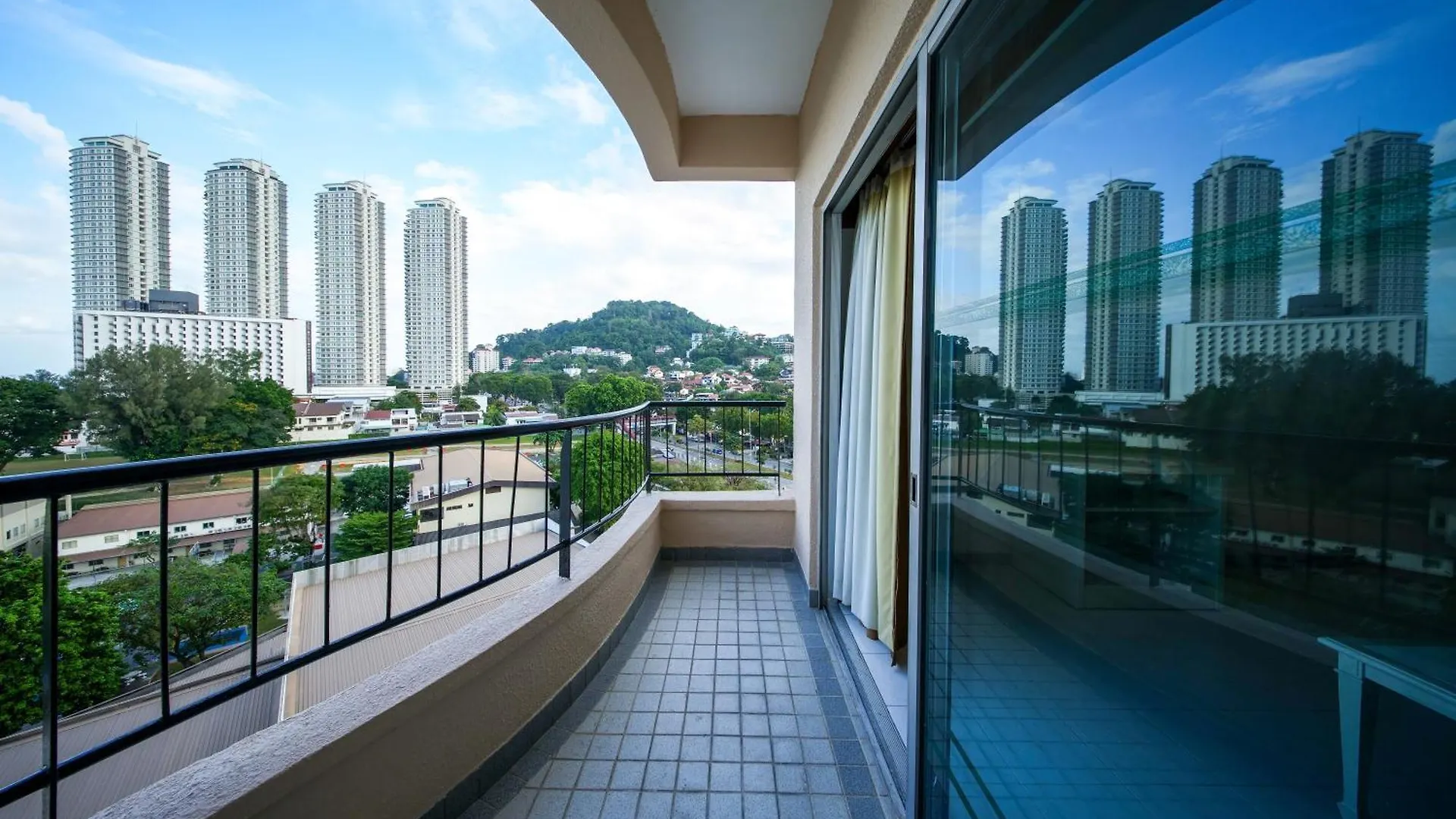 Rainbow Paradise Hotel With Beach At Tanjong Bungah 丹绒武雅 4*,  马来西亚