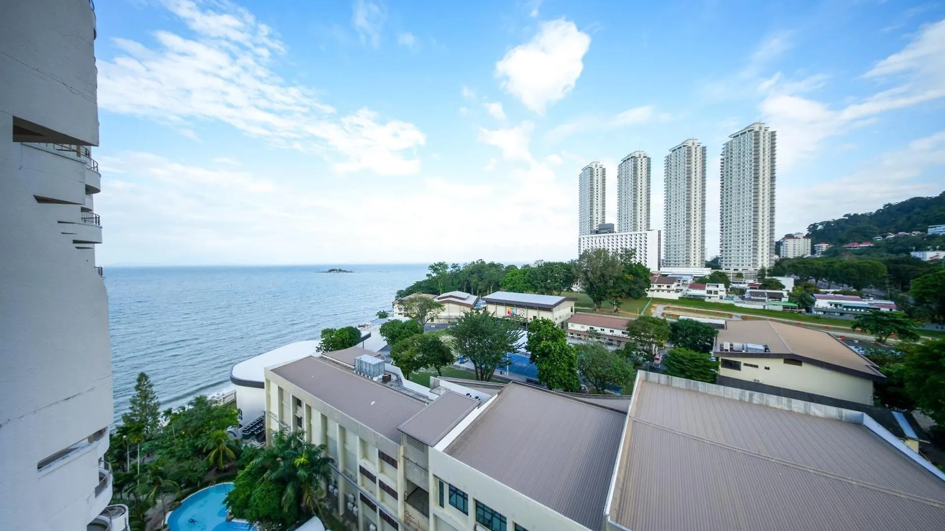 Rainbow Paradise Hotel With Beach At Tanjong Bungah 丹绒武雅