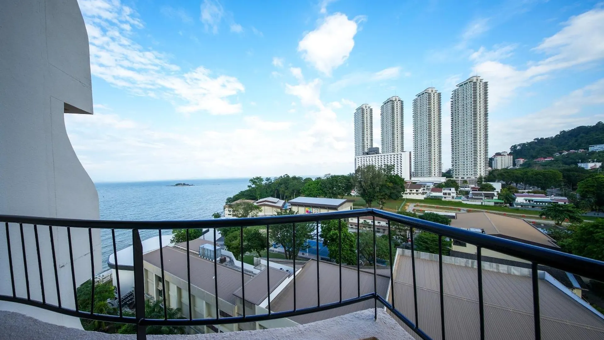 Rainbow Paradise Hotel With Beach At Tanjong Bungah 丹绒武雅 4*,