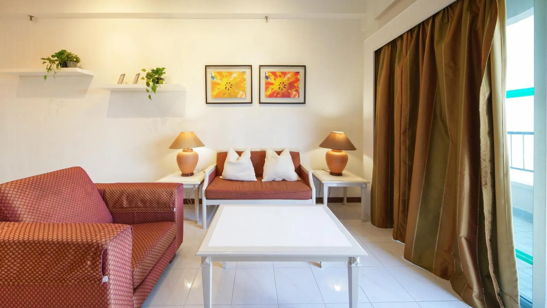 Rainbow Paradise Hotel With Beach At Tanjong Bungah 丹绒武雅