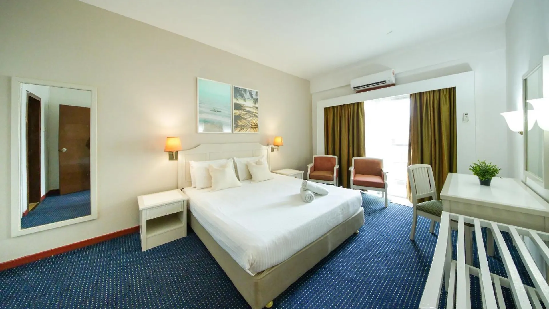 Rainbow Paradise Hotel With Beach At Tanjong Bungah 丹绒武雅