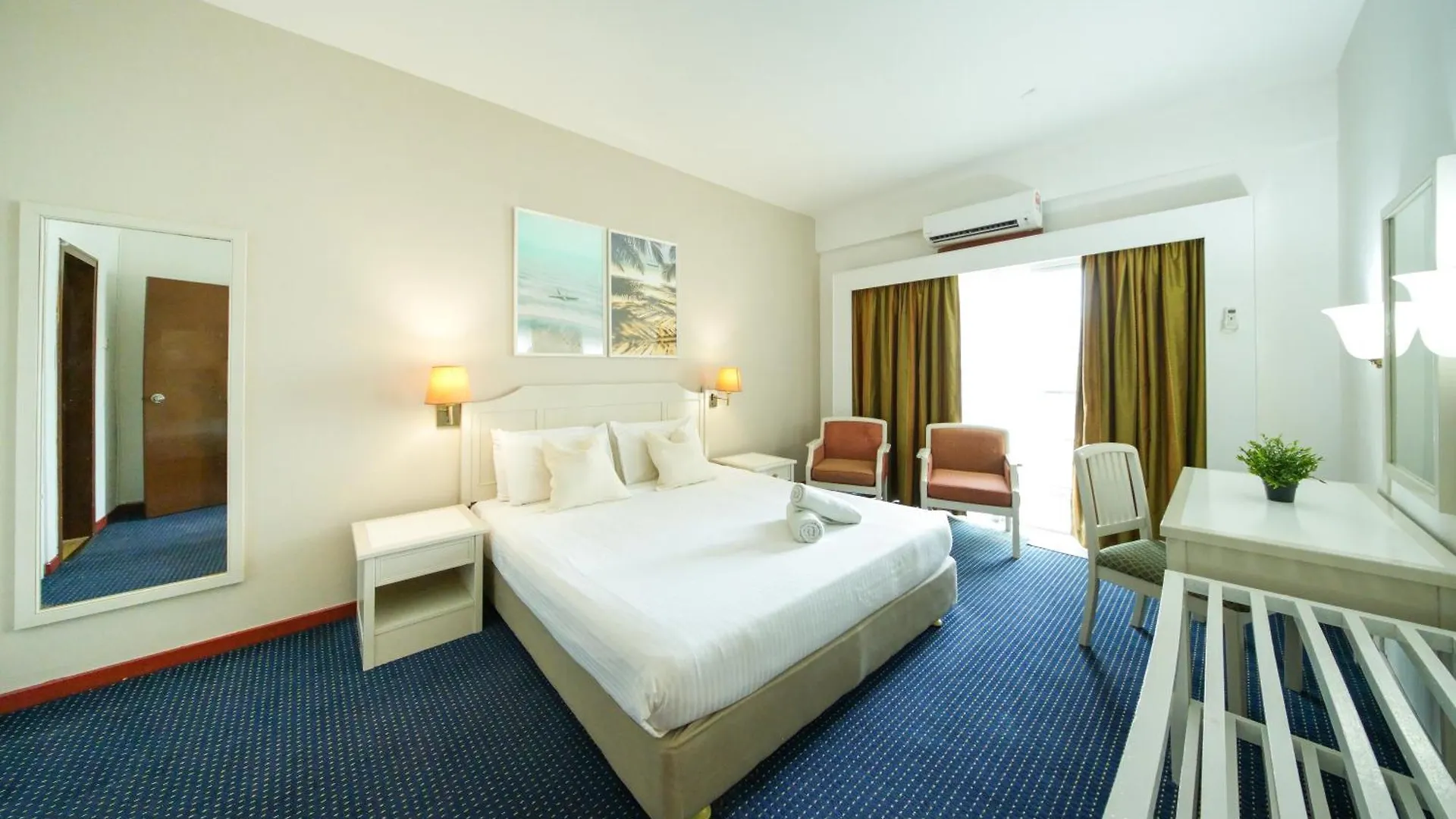 Rainbow Paradise Hotel With Beach At Tanjong Bungah 丹绒武雅