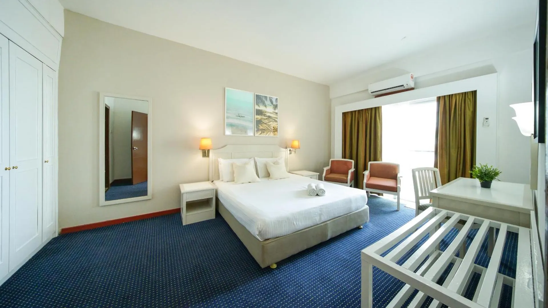 Rainbow Paradise Hotel With Beach At Tanjong Bungah 丹绒武雅