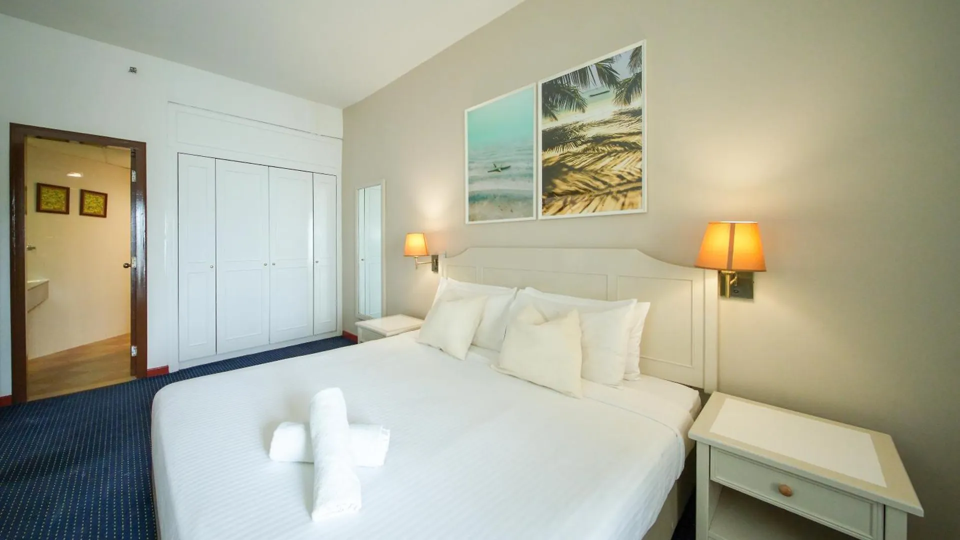 Rainbow Paradise Hotel With Beach At Tanjong Bungah 丹绒武雅 4*,