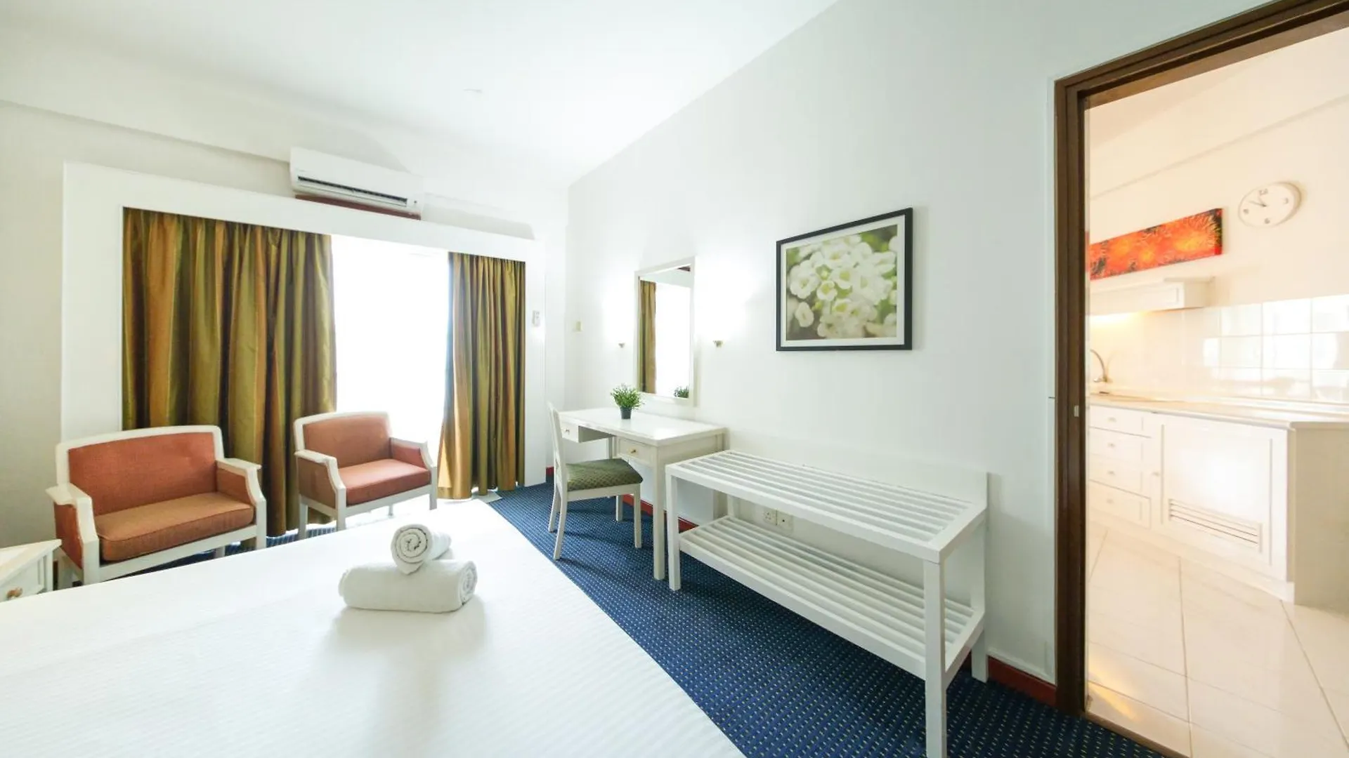 Rainbow Paradise Hotel With Beach At Tanjong Bungah 丹绒武雅