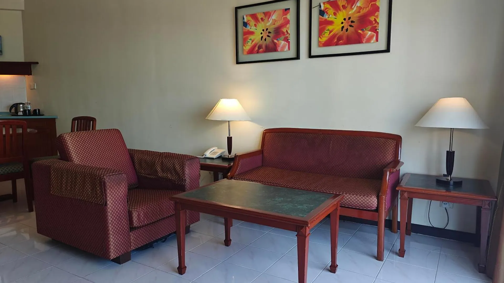 Rainbow Paradise Hotel With Beach At Tanjong Bungah 丹绒武雅