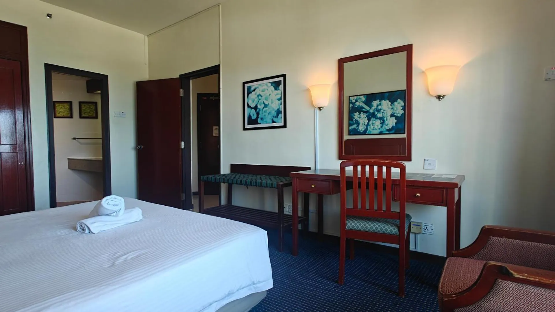 Rainbow Paradise Hotel With Beach At Tanjong Bungah 丹绒武雅